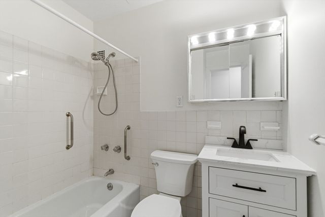 6 Whittier Place 17D, Boston, MA 02114