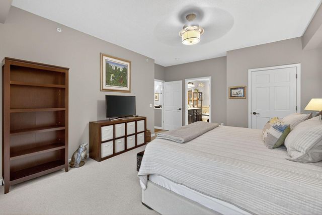 5250 Grandview Square 2201, Edina, MN 55436