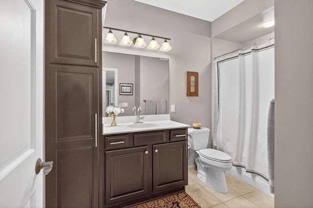 5250 Grandview Square 2201, Edina, MN 55436