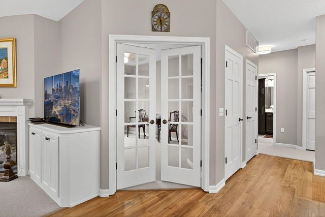 5250 Grandview Square 2201, Edina, MN 55436