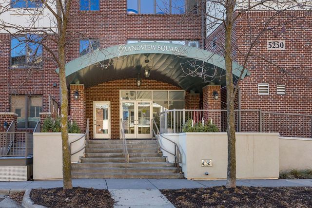 5250 Grandview Square 2201, Edina, MN 55436