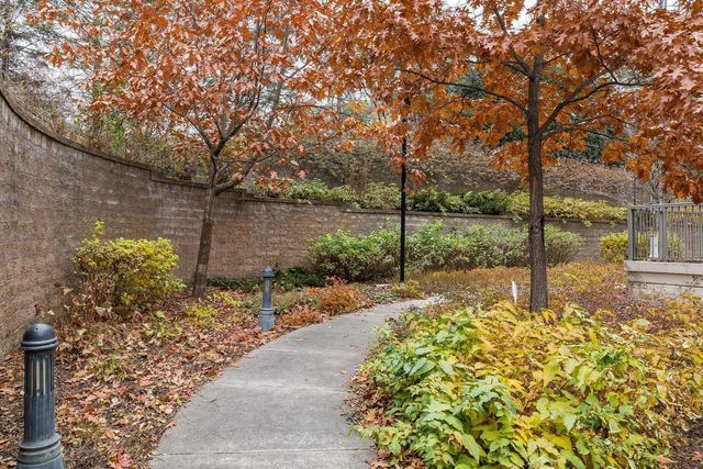 5250 Grandview Square 2201, Edina, MN 55436