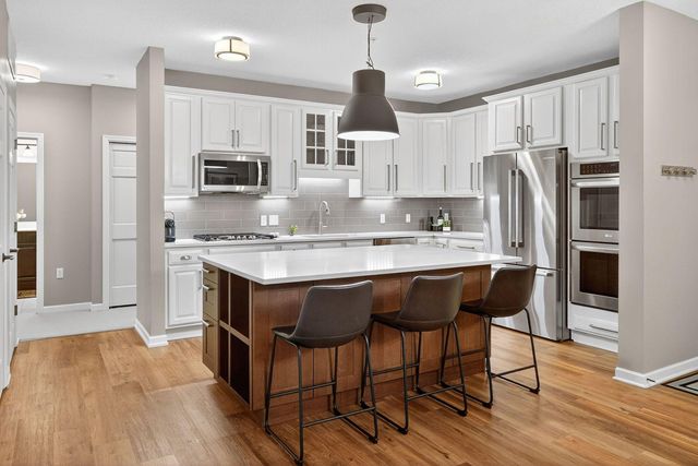 5250 Grandview Square 2201, Edina, MN 55436