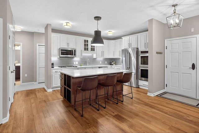 5250 Grandview Square 2201, Edina, MN 55436