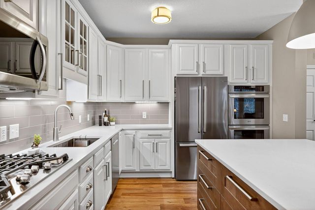 5250 Grandview Square 2201, Edina, MN 55436