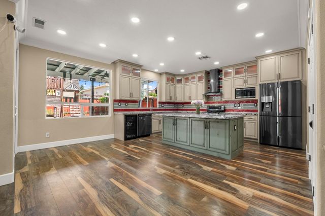 8727 Whitehouse Rd, Elk Grove, CA 95758
