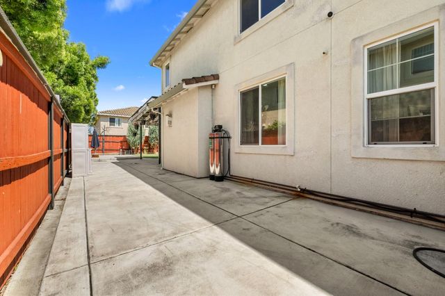 8727 Whitehouse Rd, Elk Grove, CA 95758