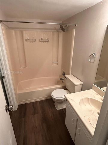 6031 Shakerwood Cir 105, Tamarac, FL 33319