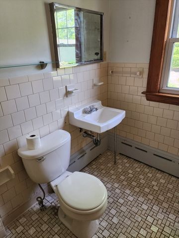 72 W Main St, Dudley, MA 01571