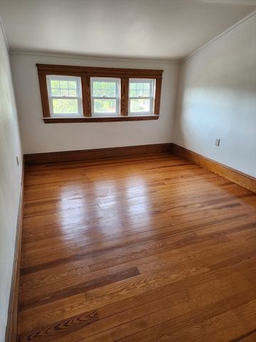 72 W Main St, Dudley, MA 01571
