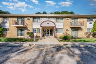 5740 Concord Lane 12, Clarendon Hills, IL 60514
