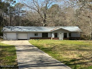 2728 Dogwood Lane, Moss Point, MS 39562