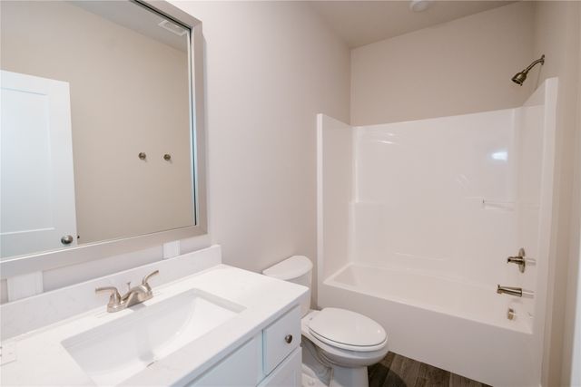 2509 N 8th Avenue E, Newton, IA 50208