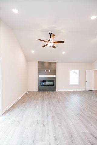 2509 N 8th Avenue E, Newton, IA 50208