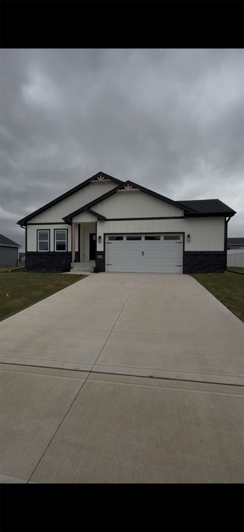 2509 N 8th Avenue E, Newton, IA 50208