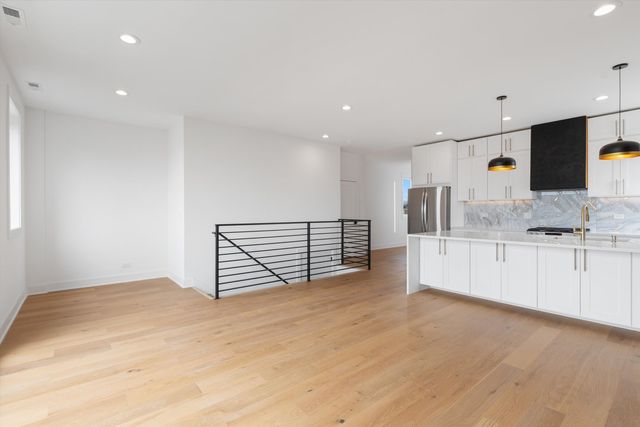 4920 N WHIPPLE Street 2, Chicago, IL 60625