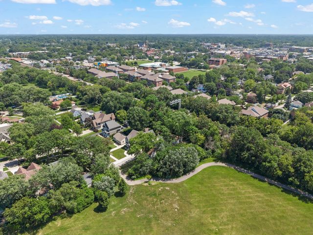316 W 5th Avenue, Naperville, IL 60563