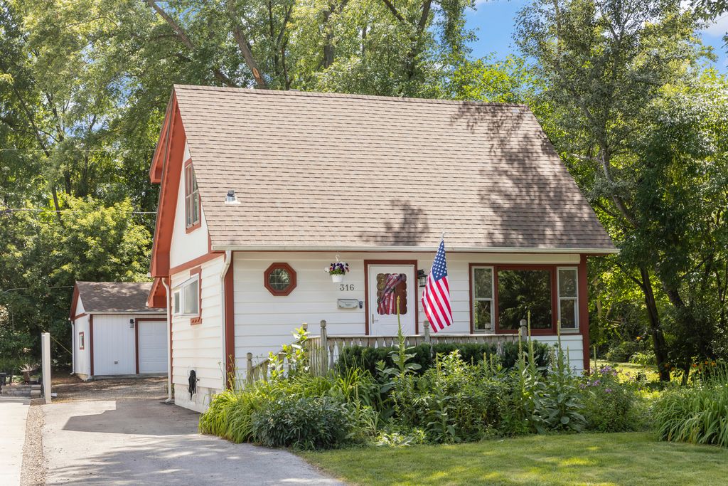 316 W 5th Avenue, Naperville, IL 60563