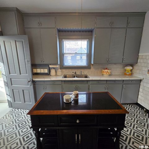 1910 W HOWETT Street, Peoria, IL 61605