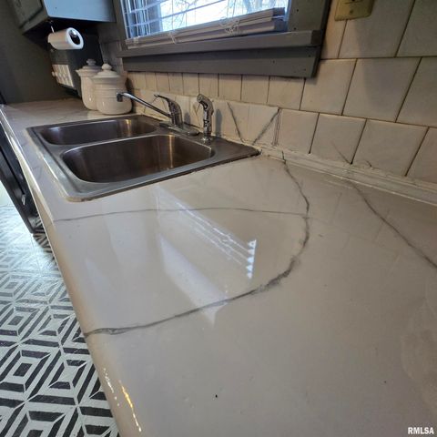 1910 W HOWETT Street, Peoria, IL 61605