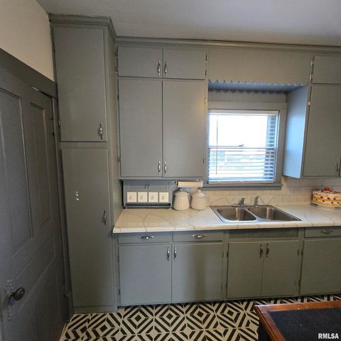 1910 W HOWETT Street, Peoria, IL 61605