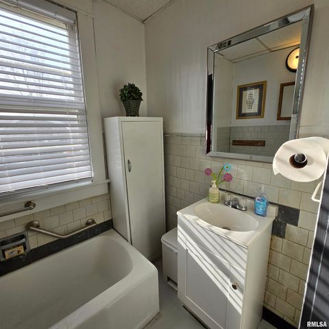 1910 W HOWETT Street, Peoria, IL 61605