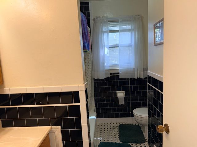 28 Robinhood Rd, Natick, MA 01760