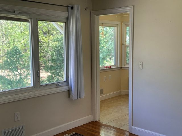 28 Robinhood Rd, Natick, MA 01760