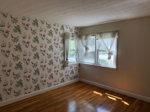 28 Robinhood Rd, Natick, MA 01760