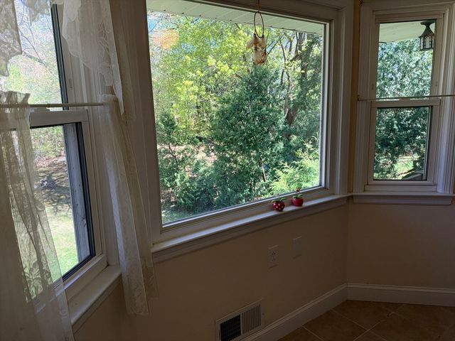 28 Robinhood Rd, Natick, MA 01760