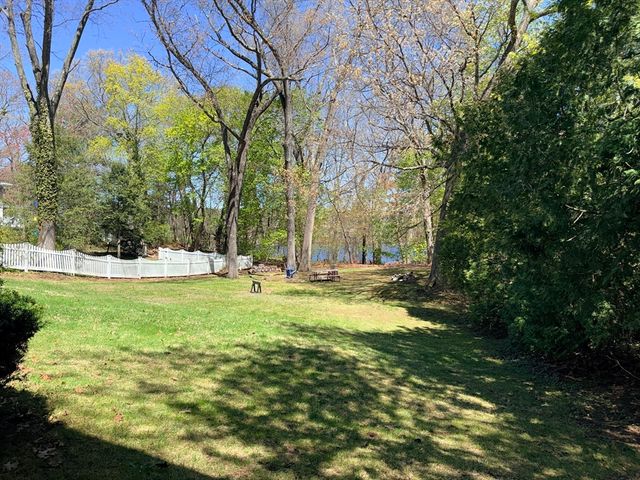 28 Robinhood Rd, Natick, MA 01760