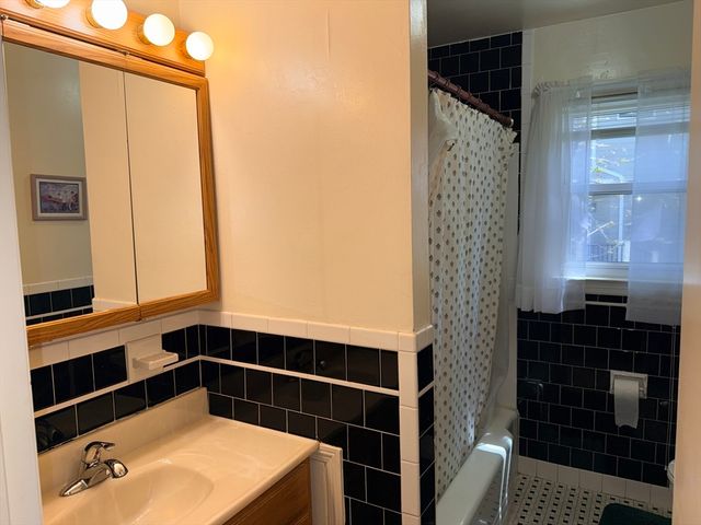 28 Robinhood Rd, Natick, MA 01760