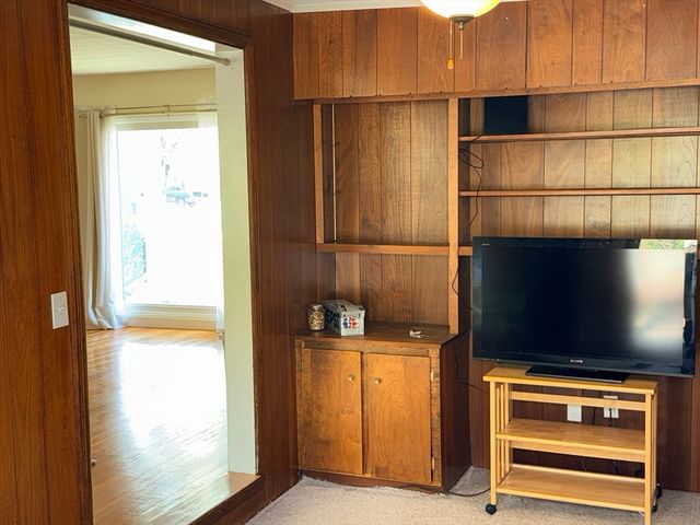 28 Robinhood Rd, Natick, MA 01760