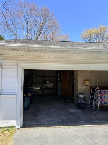 28 Robinhood Rd, Natick, MA 01760