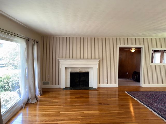 28 Robinhood Rd, Natick, MA 01760