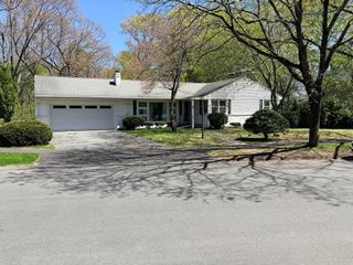 28 Robinhood Rd, Natick, MA 01760