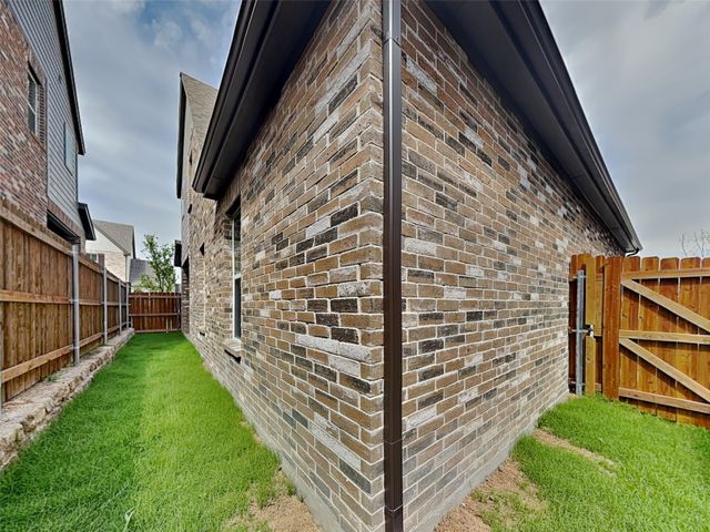 1029 Fallgate Drive, Saginaw, TX 76179