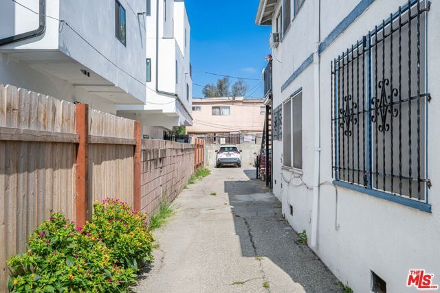 2629 S Garth Avenue, Los Angeles, CA 90034