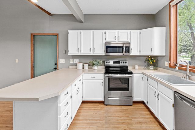 8955 Hilltop Drive, Saint Bonifacius, MN 55375
