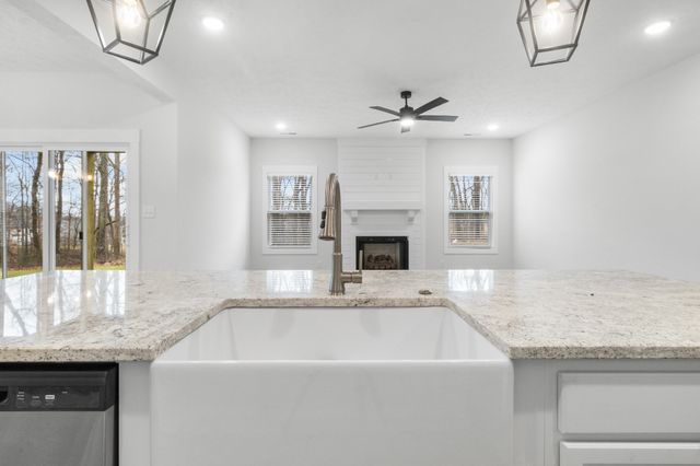 978 Alton Dr, Clarksville, TN 37043