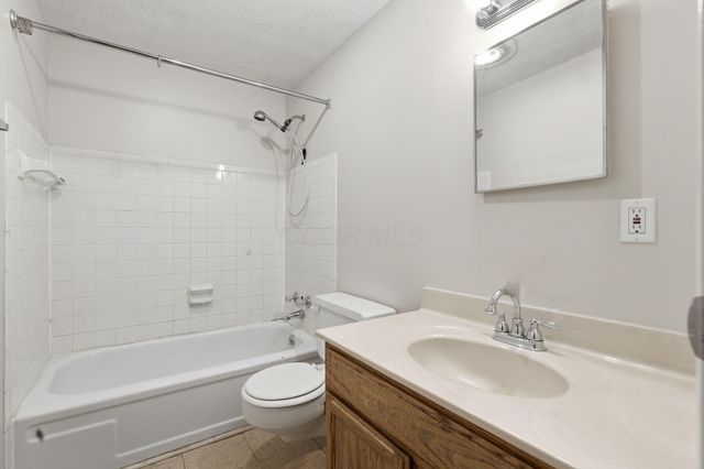 3313 Robin Hill Court E, Columbus, OH 43223