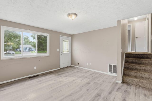 3313 Robin Hill Court E, Columbus, OH 43223
