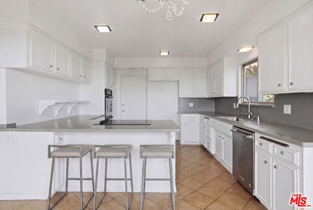 7132 Macapa Drive, Los Angeles, CA 90068