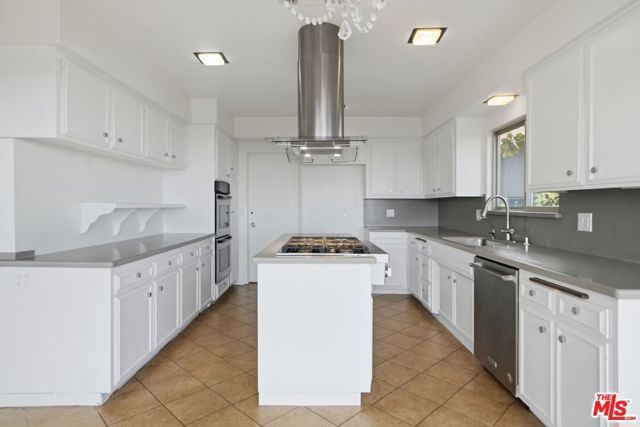 7132 Macapa Drive, Los Angeles, CA 90068