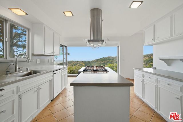 7132 Macapa Drive, Los Angeles, CA 90068