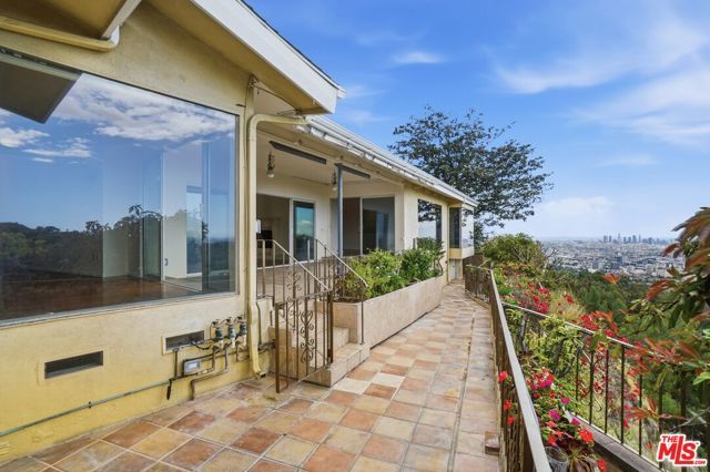 7132 Macapa Drive, Los Angeles, CA 90068