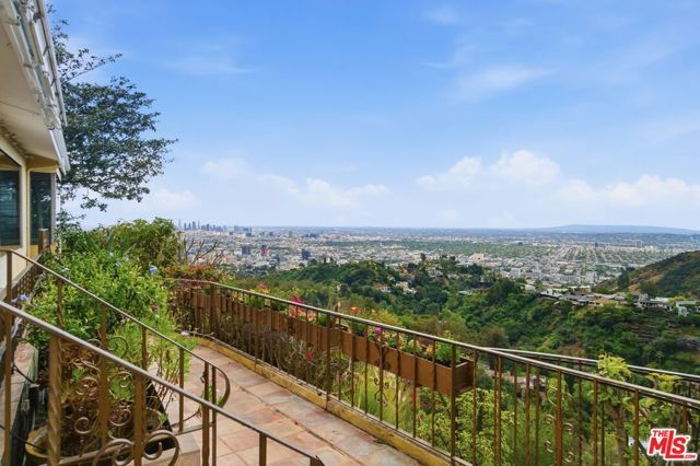 7132 Macapa Drive, Los Angeles, CA 90068