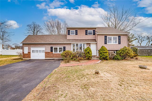 855 Pease Lane, West Islip, NY 11795