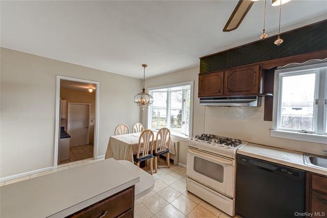 855 Pease Lane, West Islip, NY 11795