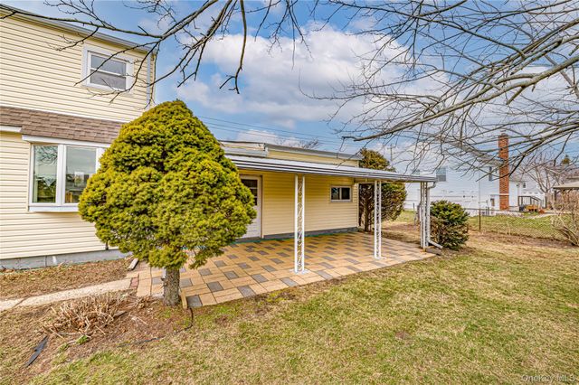 855 Pease Lane, West Islip, NY 11795